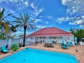 Outdoor pool, pool umbrellas, pool loungers - Sugar Apple Bed & Breakfast (Christiansted)