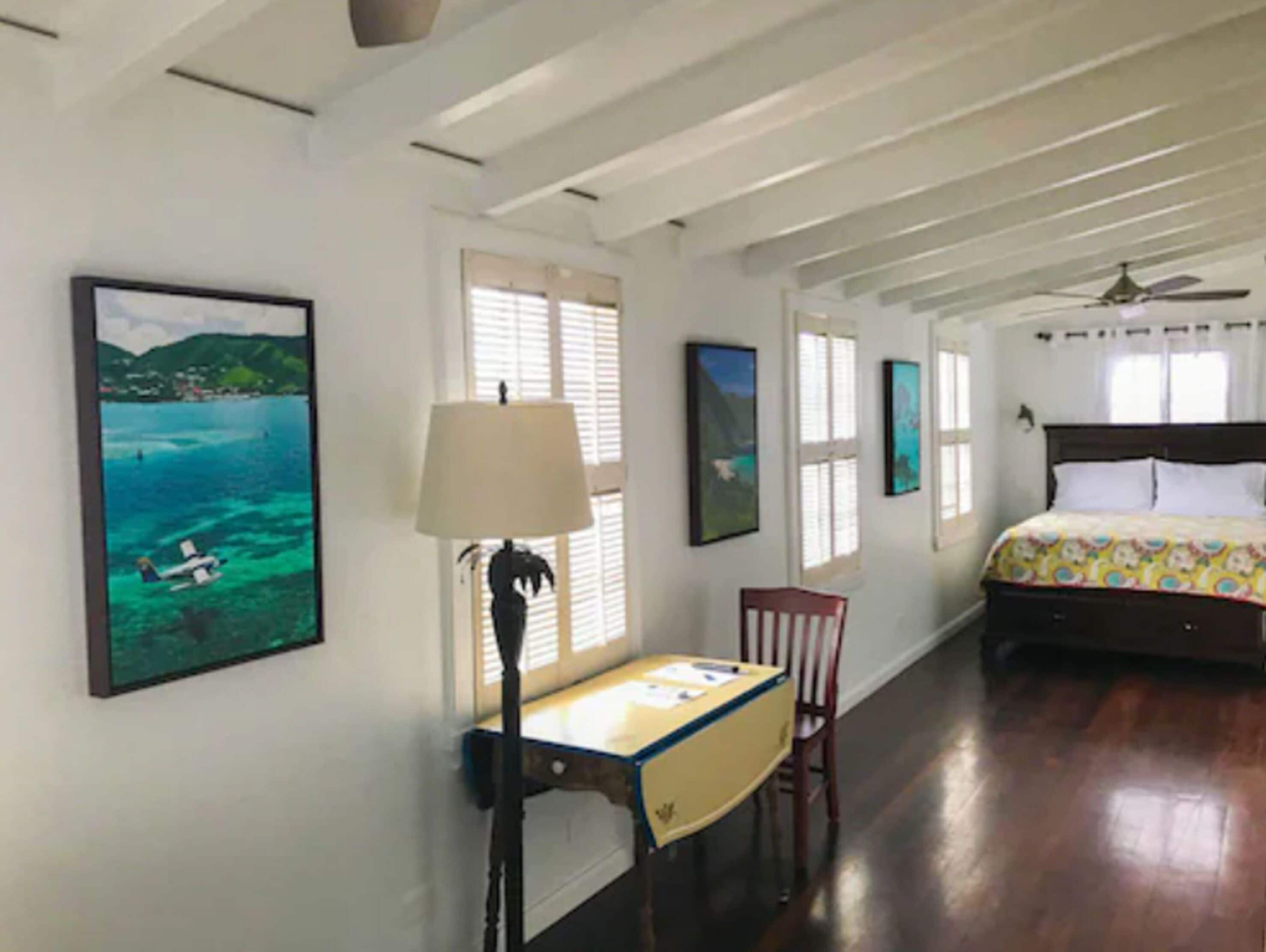 Kamar Double Superior | Meja kerja, ruang kerja ramah laptop, Wi-Fi gratis, dan seprai linen