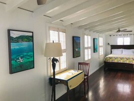 Escritorio, espacio para trabajar con laptop y wifi gratis 