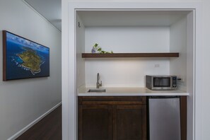 Premium Room | Desk, laptop workspace, free WiFi, bed sheets - Sugar Apple Bed & Breakfast (Christiansted)