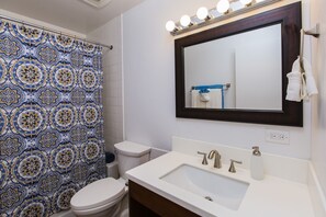 Douche, serviettes fournies, savon, shampoing