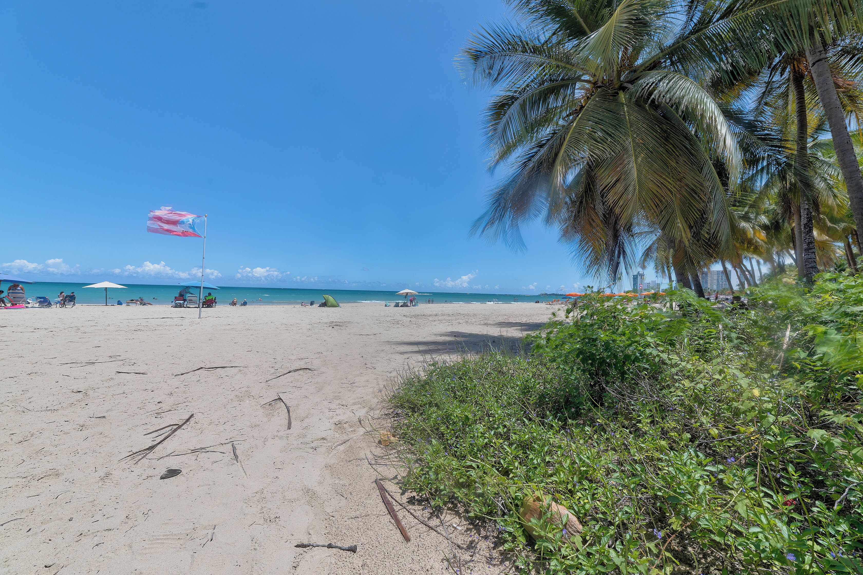 En la playa, camastros y toallas de playa 