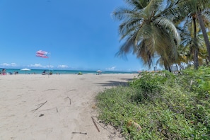 En la playa, camastros y toallas de playa