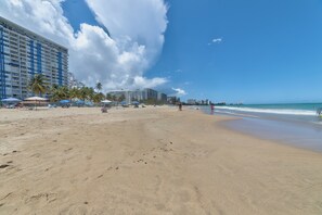 Ubicación a pie de playa, tumbonas y toallas de playa