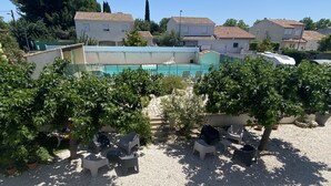 Un quartier résidentiel doté d’une piscine, d’un espace extérieur aménagé et de plantes en pot.