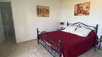 3 slaapkamers, een strijkplank/strijkijzer, gratis wifi, beddengoed