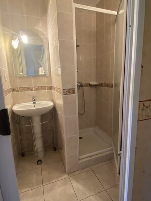 Een douche, een haardroger, handdoeken, toiletpapier