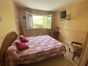 3 bedrooms, iron/ironing board, free WiFi, bed sheets - Chambres d'hotes les oliviers (Montagnac)