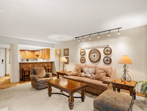 Smart-TV, Kamin, DVD-Player