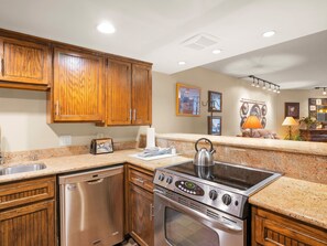 Køleskab, mikrobølgeovn, ovn, kogeplade