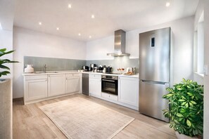 Kühlschrank, Mikrowelle, Ofen, Herdplatte