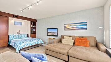 Studio Suite, balkon (GULFVIEW II 505) | Didekorasi berbeda-beda dan dilengkapi dengan perabotan berbeda-beda