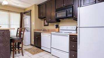 Studio, Beberapa Tempat Tidur, balkon (GULFVIEW II 105) | Dapur pribadi | Lemari es, microwave, oven, dan kompor