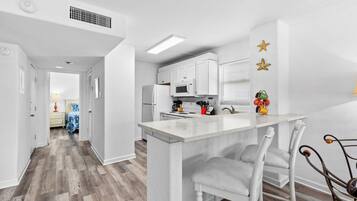 Kondominium, Beberapa Tempat Tidur, balkon (GULFVIEW II 202) | Dapur pribadi | Lemari es, microwave, oven, dan kompor