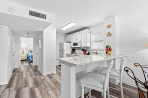 Condo, nhiều giường, ban công (GULFVIEW II 202) | Bếp riêng | Tủ lạnh, lò vi sóng, lò nướng, bếp nấu 