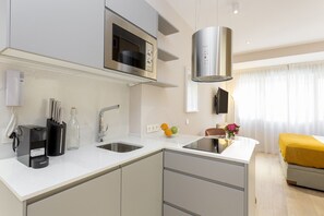 Kjøleskap, mikrobølgeovn, ovn og kokeplater