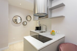 Kjøleskap, mikrobølgeovn, ovn og kokeplater