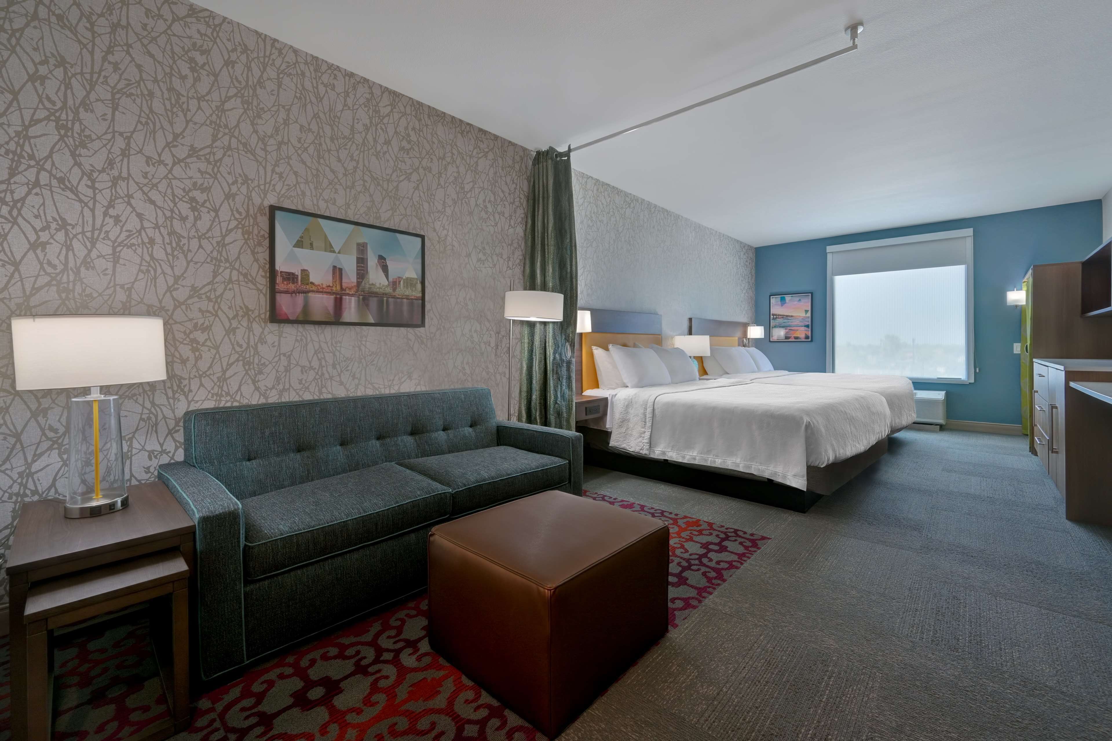 スタジオ クイーンベッド 2 台 禁煙 | リビング エリア | 55 インチの薄型テレビ (ケーブル放送視聴可)、テレビ