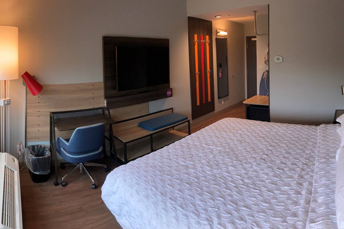 Iron/ironing board, free WiFi, bed sheets