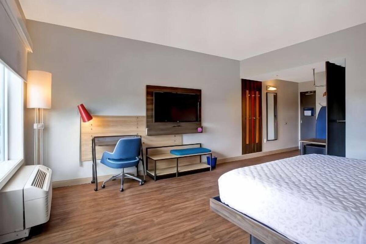 Iron/ironing board, free WiFi, bed sheets