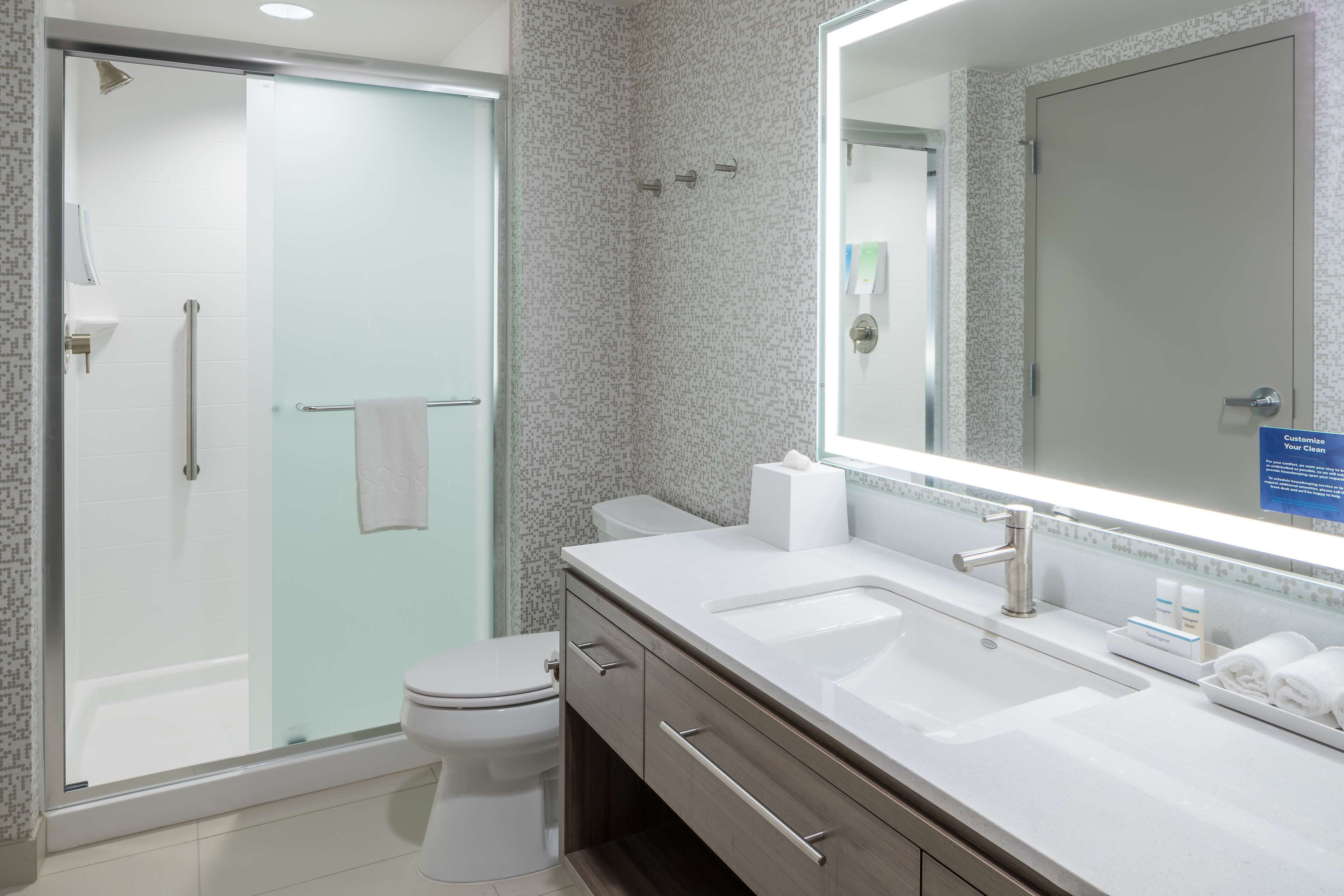 Articles de toilette gratuits, sèche-cheveux, serviettes fournies, savon