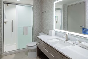 Amenidades de baño gratuitas, secadora de cabello, toallas, jabón 