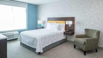 Een bureau, een laptopwerkplek, een strijkplank/strijkijzer, beddengoed