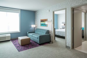 Suite, 1 soverom, ikke-røyk | Oppholdsområde | En 55-tommers Flatskjerm-TV med digitale kanaler samt TV