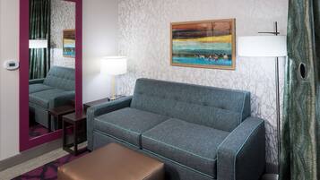 Een bureau, een laptopwerkplek, een strijkplank/strijkijzer, beddengoed