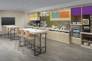 Free daily buffet breakfast  - Home2 Suites by Hilton Miami Doral West Airport (Miami)