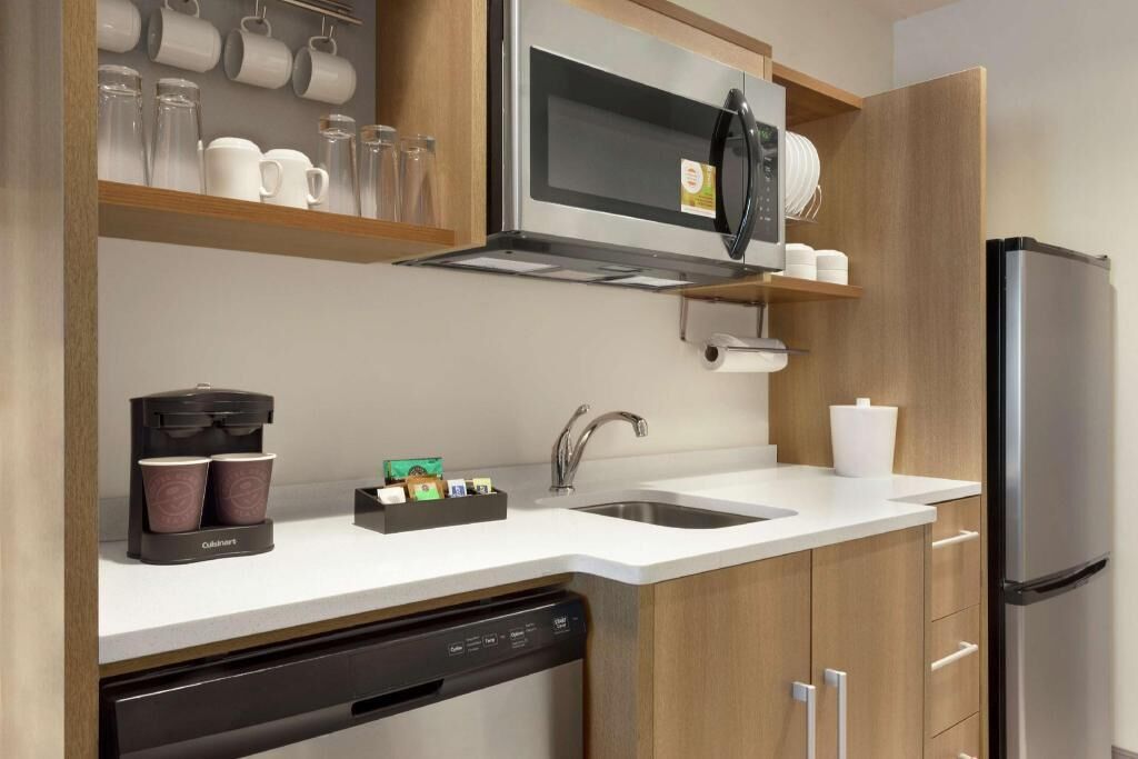 Private kitchen | Full-size fridge, microwave, dishwasher, coffee/tea maker