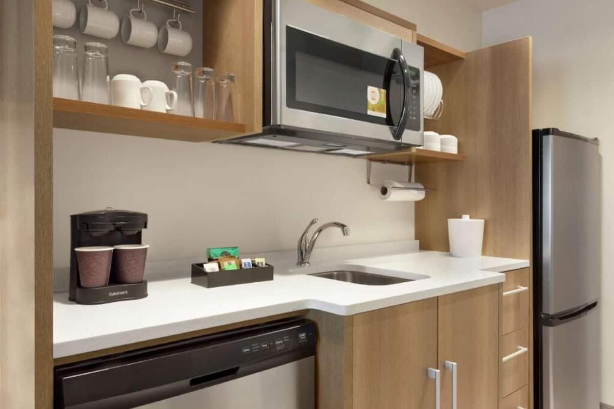 Dapur pribadi | Mesin pembuat kopi/teh, lemari es besar, dan microwave