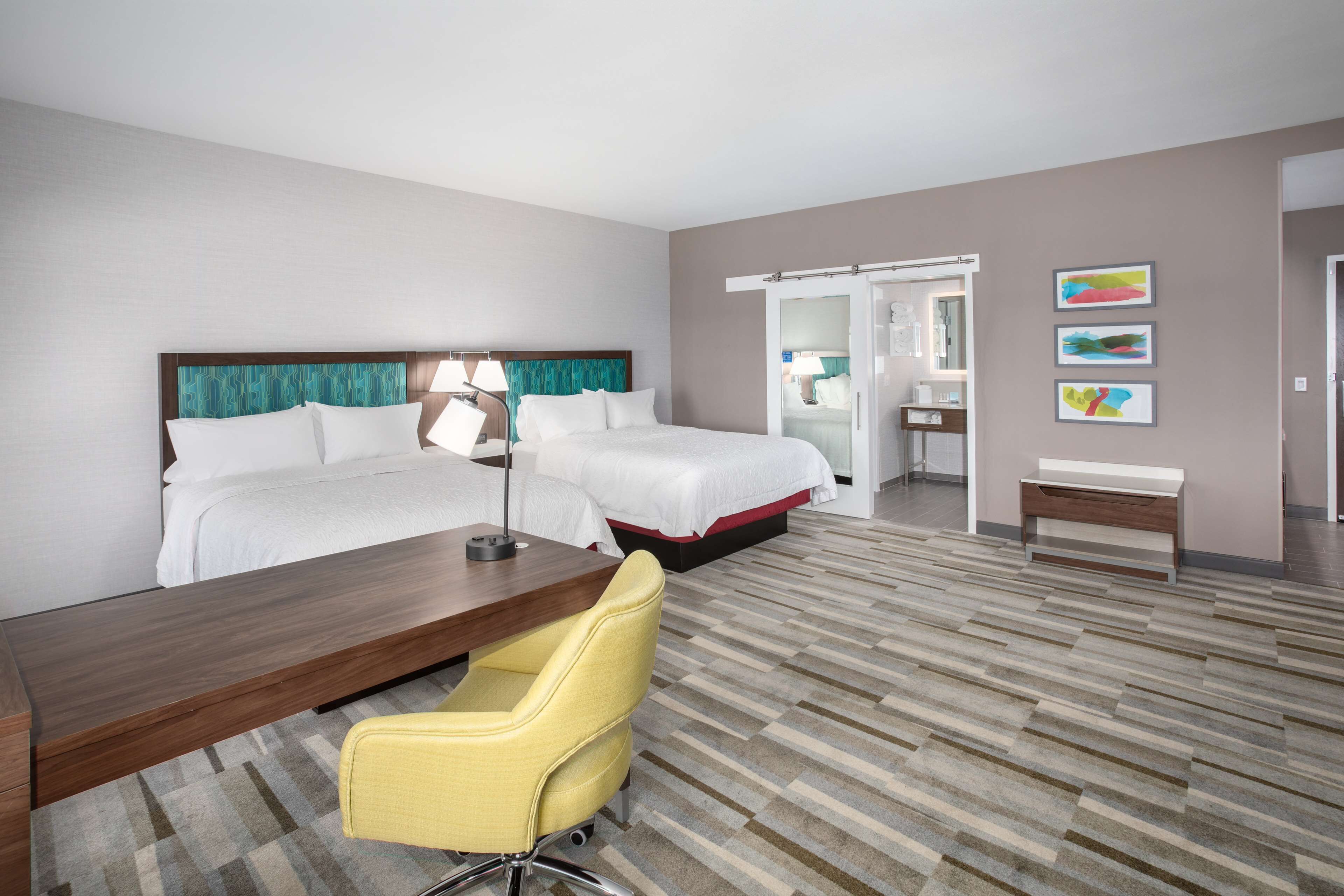 Estudio, 2 camas Queen size, para no fumadores, refrigerador y microondas | Escritorio, espacio para trabajar con laptop y cortinas blackout 