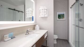 Kamar, 1 Tempat Tidur King, lemari es & microwave | Shower kamar mandi