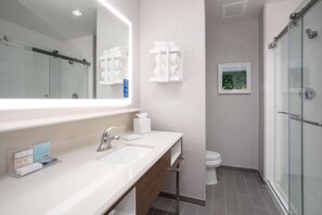 ルーム キングベッド 1 台 冷蔵庫 & 電子レンジ | バスルームのシャワー