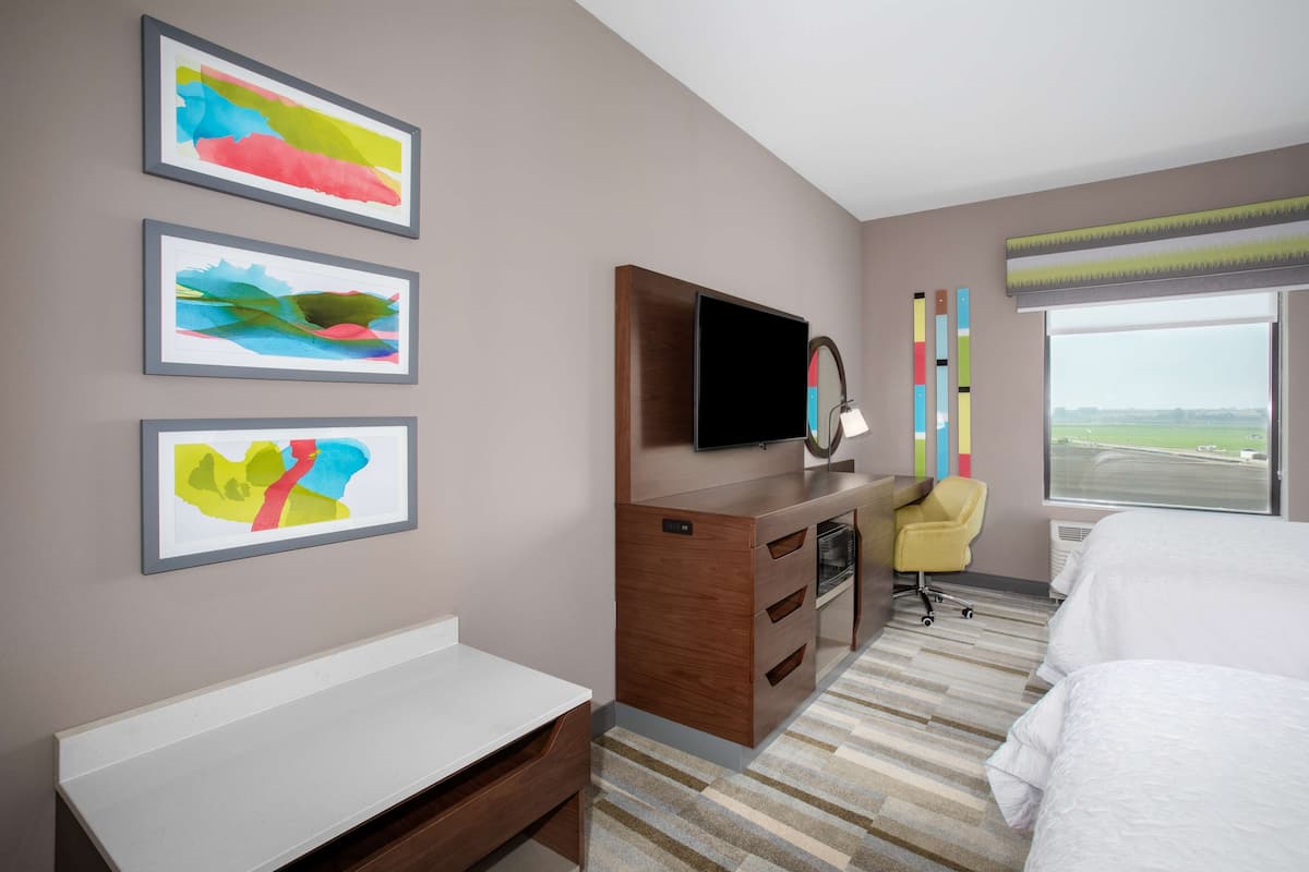 Habitación, 2 camas de matrimonio, frigorífico y microondas | Escritorio, espacio para trabajar con un portátil, cortinas opacas