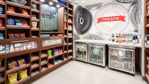 Een presentatiehoek voor snacks en lekkernijen, met planken vol verschillende hapjes en een schoolbord.