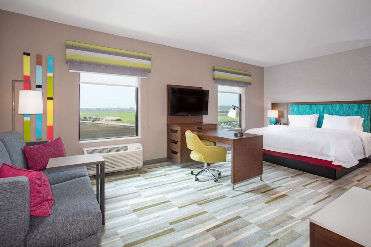 Studio, 1 King Bed, Non Smoking, Refrigerator & Microwave | Desk, laptop workspace, blackout curtains, soundproofing