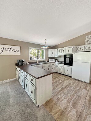 Frigorifero, microonde, forno, piano cottura