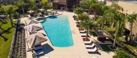 Utendørsbasseng og et oppvarmet basseng