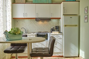 冷蔵庫、オーブン、コンロ、コーヒー / ティーメーカー