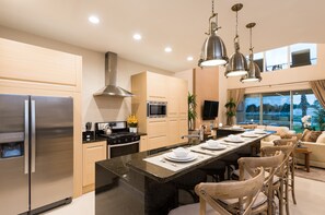 Fridge, microwave, oven, stovetop - Boutique Style Home, Free parking, Free Wi-Fi Near Disney (Kissimmee)