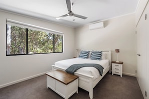 6 bedrooms, desk, iron/ironing board, WiFi