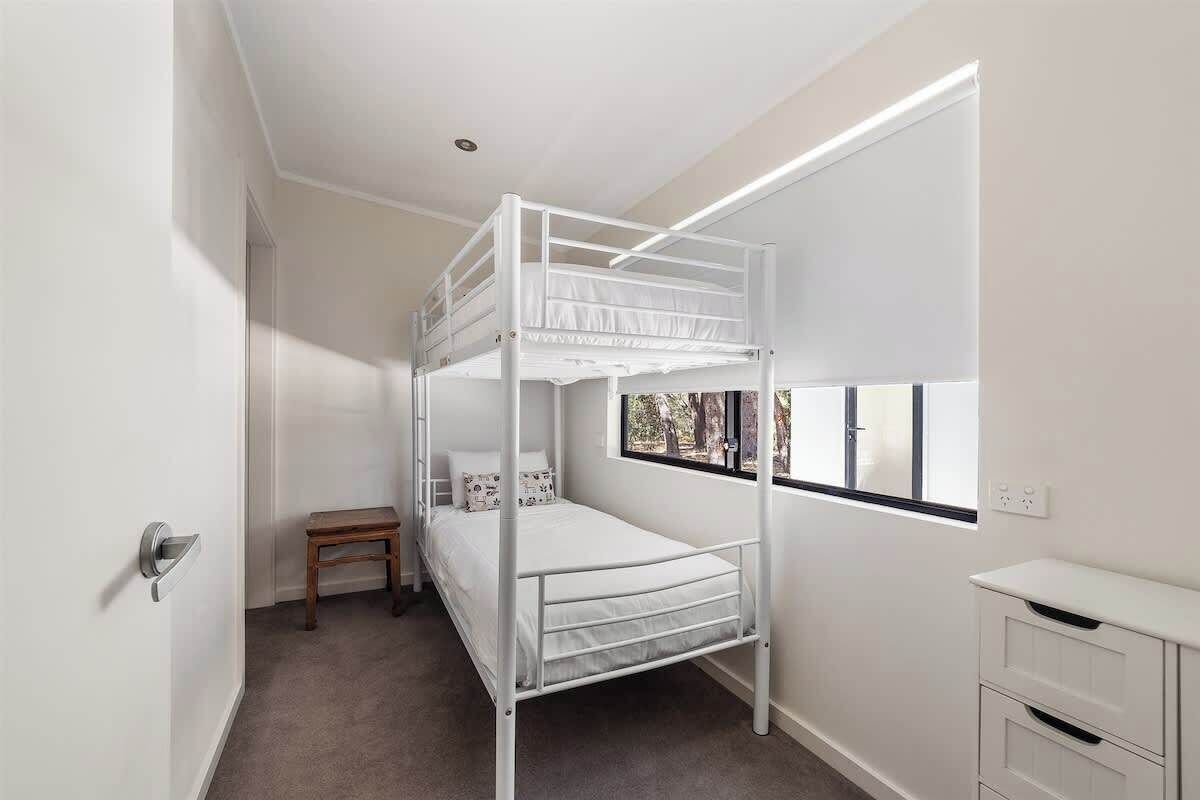 5 habitaciones, tabla de planchar con plancha, wifi y ropa de cama 