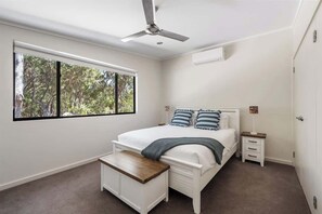 5 bedrooms, iron/ironing board, WiFi, bed sheets