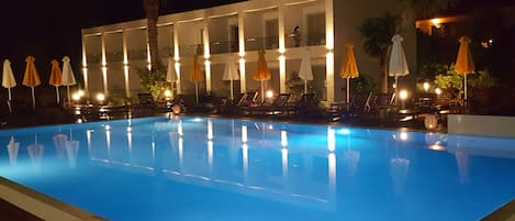 Seasonal outdoor pool, pool umbrellas, sun loungers