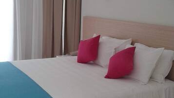 Habitación estándar con 1 cama matrimonial o 2 individuales | Caja de seguridad en la habitación y decoración personalizada