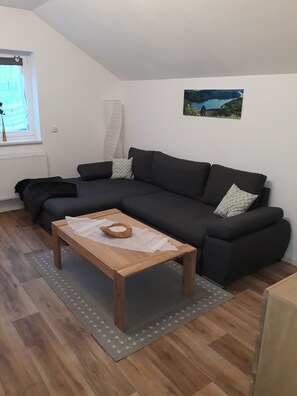 Smart-tv, böcker och en stereo