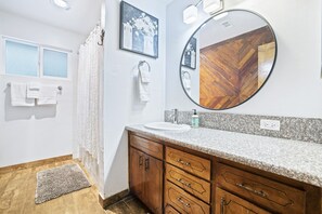 Hair dryer, towels, soap, shampoo - Sequoia House ~ 1 Mile from Park Entrance! (Three Rivers)