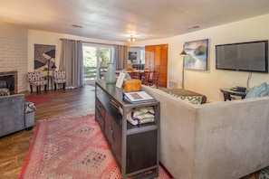 TV, fireplace, DVD player - Sequoia House ~ 1 Mile from Park Entrance! (Three Rivers)